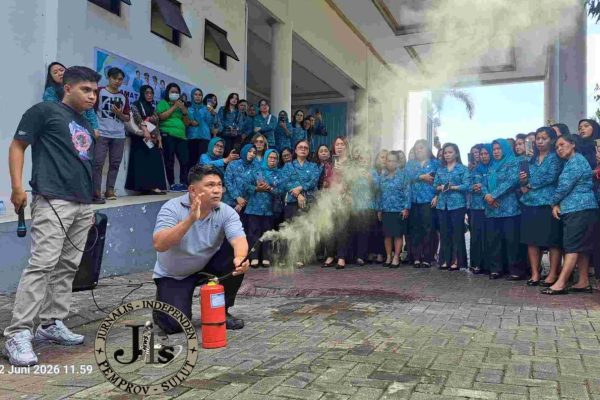 TP PKK Sulut & Satpol PP Latih Ibu-ibu Simulasi APAR, Cegah Kebakaran Rumah